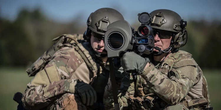 Photo of two guys about to fire a Carl Gustav recoilless rifle.